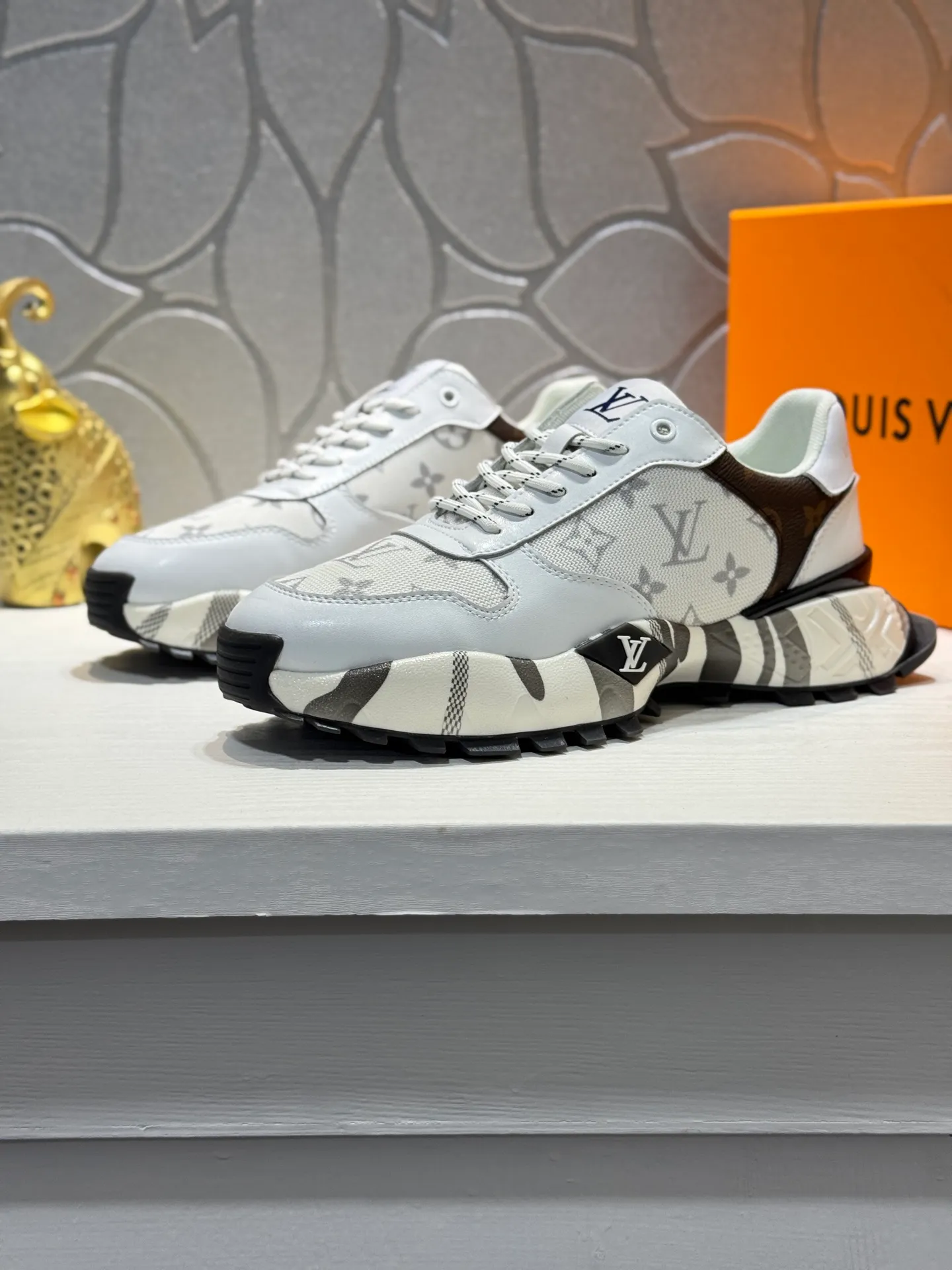 Men's shoes 💰440 [New style] 🐬🐬Top original order - Louis Vuitton®️ Trendy and fashionable yet low-key men's casual shoes, LV cowhide upper, comfortable and breathable, mesh lining, original rubber outsole, two colors available ~ a must-have for sportsmen. Size: 38-44 (45 customized